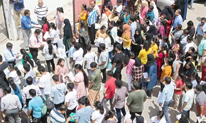 നീറ്റ് പരീക്ഷക്ക് സമ്മിശ്ര പ്രതികരണം നീറ്റ് പരീക്ഷക്ക് സമ്മിശ്ര പ്രതികരണം