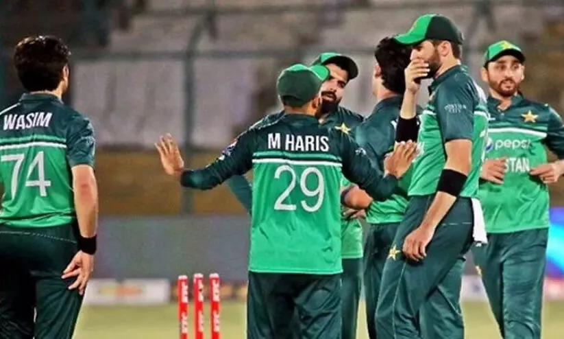 ന്യൂസിലാൻഡിനോട് തോറ്റ പാകിസ്താന് 48 മണിക്കൂറിനകം ഒന്നാം റാങ്ക് നഷ്ടമായി ന്യൂസിലാൻഡിനോട് തോറ്റ പാകിസ്താന് 48 മണിക്കൂറിനകം ഒന്നാം റാങ്ക് നഷ്ടമായി