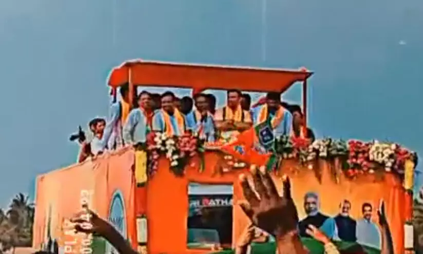 ബി.ജെ.പി പരിപാടിയിൽ മുദ്രാവാക്യം ‘കോൺഗ്രസ് പാർട്ടി കീ ജയ്’; നാണംകെട്ട് നേതാക്കളും അണികളും -VIDEO ബി.ജെ.പി പരിപാടിയിൽ മുദ്രാവാക്യം ‘കോൺഗ്രസ് പാർട്ടി കീ ജയ്’; നാണംകെട്ട് നേതാക്കളും അണികളും -VIDEO