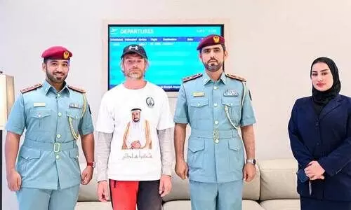 പ​ണ​മി​ല്ലാ​തെ കു​ടു​ങ്ങി​യ സ​ഞ്ചാ​രി​യെ സ​ഹാ​യി​ച്ച്​ ഷാ​ർ​ജ പൊ​ലീ​സ്​