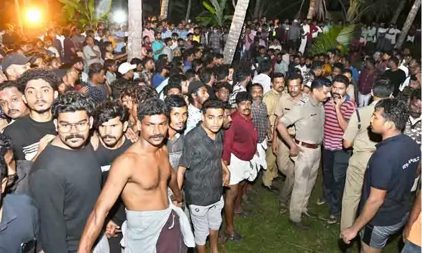 തൂവൽ തീരം, കണ്ണീർപുഴ...