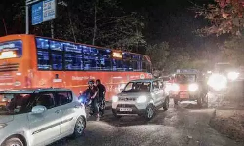 ചമ്രവട്ടം പാലത്തിൽ മൂന്ന് മണിക്കൂറോളം ഗതാഗതം സ്തംഭിച്ചു