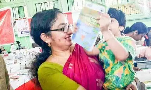 പുസ്തകോത്സവം കാണാൻ കലക്ടറുമെത്തി