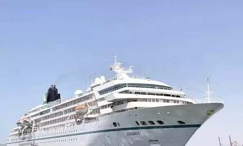 വി​നോ​ദ സ​ഞ്ചാ​രി​ക​ളു​മാ​യി ക്രൂ​സ്​ ക​പ്പ​ൽ സ​ലാ​ല​യി​ൽ