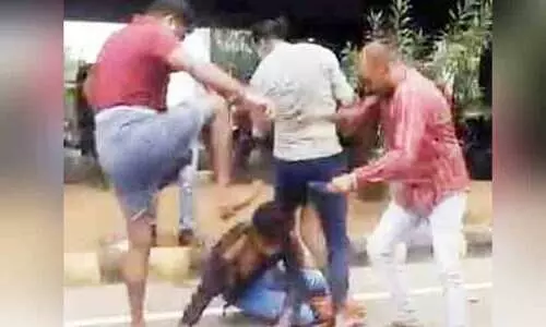 യുവാക്കളെ നഗരമധ്യത്തിൽ ക്രൂരമായി തല്ലിച്ചതച്ചു, മൂന്നുപേർ അറസ്റ്റിൽ