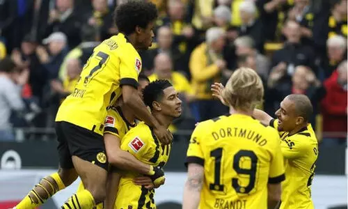 ആറ് ഗോൾ ജയത്തോടെ ഡോട്ട്മുണ്ട്; ജർമനിയിൽ കിരീടത്തിന് ഇഞ്ചോടിഞ്ച് പോര് ആറ് ഗോൾ ജയത്തോടെ ഡോട്ട്മുണ്ട്; ജർമനിയിൽ കിരീടത്തിന് ഇഞ്ചോടിഞ്ച് പോര്