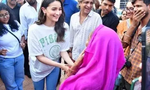 Alia Bhatt’s sweet interaction with paparazzo’s mother