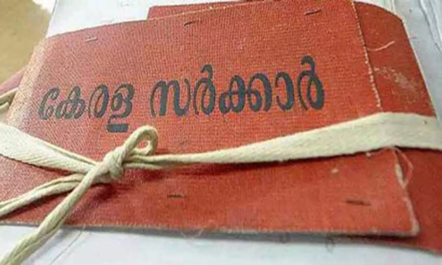 അദാലത്തിലൂടെ ആശ്വാസം; ആലുവിളപ്പുറം ലക്ഷംവീട് കോളനിയിലെ എട്ട് കുടുംബങ്ങള്‍ക്ക് കരം ഒടുക്കി നല്‍കി