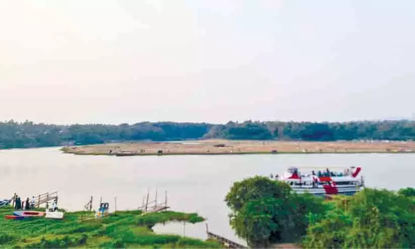 ദുരന്തഭീതിയിൽ മുറിഞ്ഞമാട്ടിലെ ബോട്ട് സർവിസ്