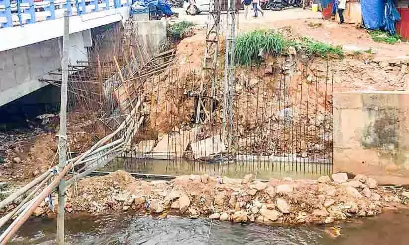 അടൂരിൽ തോട്ടിലേക്കിറക്കി സംരക്ഷണ ഭിത്തി നിർമാണം; വെള്ളമൊഴുക്കിനെ ബാധിക്കുമെന്ന് നാട്ടുകാർ അടൂരിൽ തോട്ടിലേക്കിറക്കി സംരക്ഷണ ഭിത്തി നിർമാണം; വെള്ളമൊഴുക്കിനെ ബാധിക്കുമെന്ന് നാട്ടുകാർ