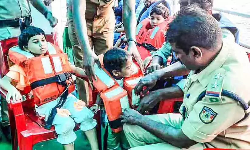 ആടി ഉലഞ്ഞ് കൊച്ചിയിലെ ബോട്ട് യാത്രകൾ; ദുരന്തം അരികെ ആടി ഉലഞ്ഞ് കൊച്ചിയിലെ ബോട്ട് യാത്രകൾ; ദുരന്തം അരികെ