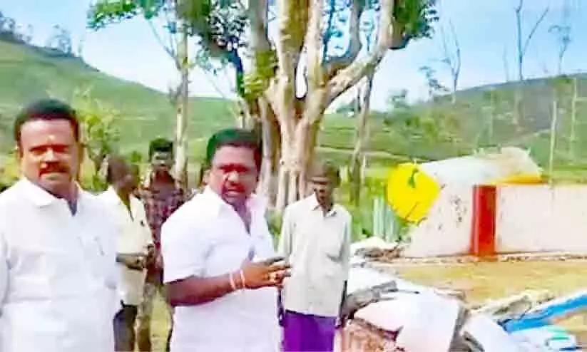 വാൽപാറയിൽ കാട്ടാനകൾ ക്ഷേത്രം തകർത്തു വാൽപാറയിൽ കാട്ടാനകൾ ക്ഷേത്രം തകർത്തു