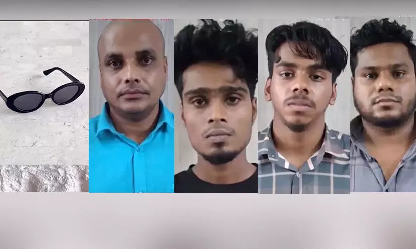 നഗ്നത കാണാവുന്ന കണ്ണടകൾ വിൽപനക്കെന്ന പേരിൽ ലക്ഷങ്ങൾ തട്ടി; മൂന്ന് മലയാളികളടക്കം നാലംഗ സംഘം പിടിയിൽ നഗ്നത കാണാവുന്ന കണ്ണടകൾ വിൽപനക്കെന്ന പേരിൽ ലക്ഷങ്ങൾ തട്ടി; മൂന്ന് മലയാളികളടക്കം നാലംഗ സംഘം പിടിയിൽ