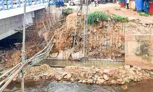 അടൂരിൽ തോട്ടിലേക്കിറക്കി സംരക്ഷണ ഭിത്തി നിർമാണം; വെള്ളമൊഴുക്കിനെ ബാധിക്കുമെന്ന്​ നാട്ടുകാർ