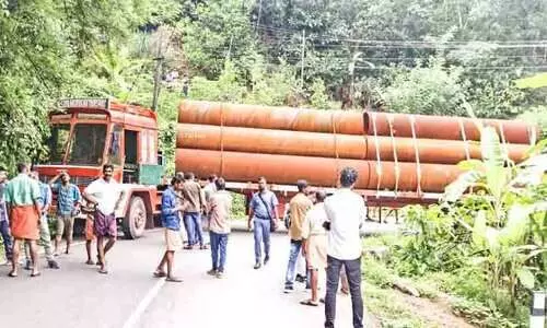 പെൻസ്റ്റോക് പൈപ്പുമായി വന്ന ട്രെയിലർ വളവിൽ കുടുങ്ങി