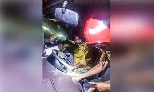 ചരക്കുവാഹനം പോസ്റ്റിലിടിച്ചു; ഡ്രൈവര്‍ വാഹനത്തില്‍ കുടുങ്ങി