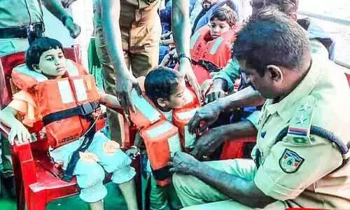 ആടി ഉലഞ്ഞ് കൊച്ചിയിലെ ബോട്ട് യാത്രകൾ; ദുരന്തം അരികെ