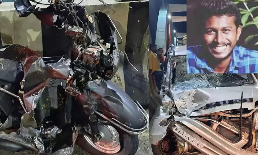 കോരപ്പുഴ പാലത്തിൽ കാറിടിച്ച് സ്കൂട്ടർ യാത്രികരായ അച്ഛനും മകനും മരിച്ചു കോരപ്പുഴ പാലത്തിൽ കാറിടിച്ച് സ്കൂട്ടർ യാത്രികരായ അച്ഛനും മകനും മരിച്ചു