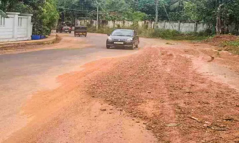 റോഡിലേക്ക് മണ്ണ് ഒലിച്ചിറങ്ങി; യാത്രക്കാർ ദുരിതത്തിൽ