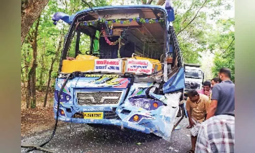 പൂ​ച്ച​ക്കു​ത്തി​ല്‍ സ്വ​കാ​ര്യ ബ​സ് ലോ​റി​ക്ക് പി​ന്നി​ലി​ടി​ച്ചു