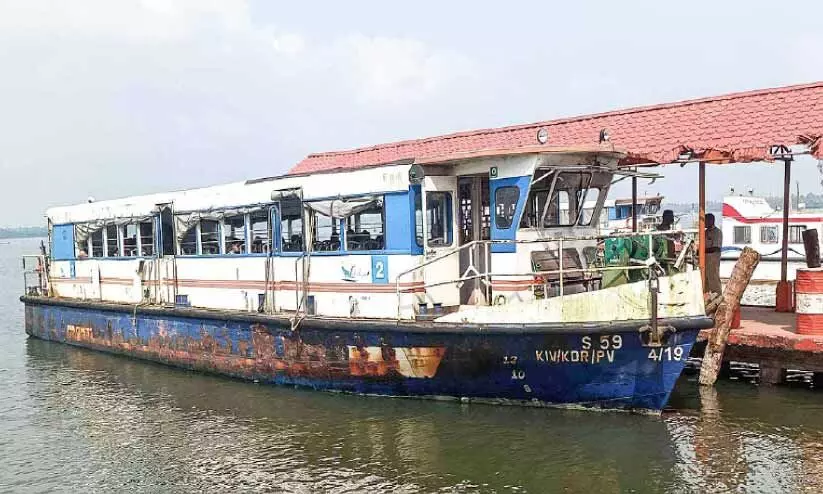 വൈക്കം-തവണക്കടവ് റൂട്ടിൽ രണ്ട്​ ബോട്ടുകൾക്ക്​ ‘ചോർച്ച’