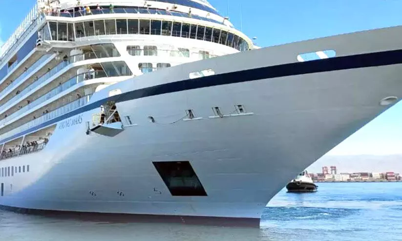 1,377 യാത്രക്കാരുമായി ക്രൂസ് കപ്പൽ സലാലയിൽ 1,377 യാത്രക്കാരുമായി ക്രൂസ് കപ്പൽ സലാലയിൽ