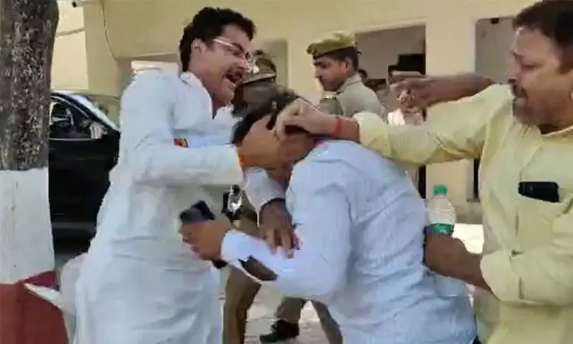 പൊലീസ് സ്റ്റേഷനിൽ ബി.ജെ.പി നേതാവിന്റെ ഭർത്താവിനെ പൊതിരെ തല്ലി എസ്.പി എം.എൽ.എ; വിഡിയോ വൈറൽ പൊലീസ് സ്റ്റേഷനിൽ ബി.ജെ.പി നേതാവിന്റെ ഭർത്താവിനെ പൊതിരെ തല്ലി എസ്.പി എം.എൽ.എ; വിഡിയോ വൈറൽ