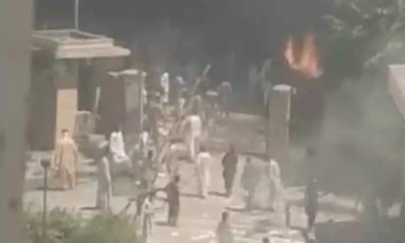 റേഡിയോ പാകിസ്താന്റെ പെഷവാർ ഓഫീസിന് തീയിട്ട് ഇംറാൻ ഖാൻ അനുകൂലികൾ