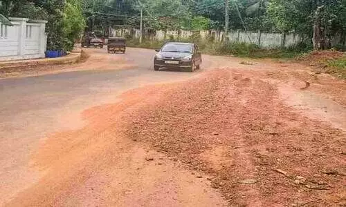 റോഡിലേക്ക് മണ്ണ് ഒലിച്ചിറങ്ങി; യാത്രക്കാർ ദുരിതത്തിൽ