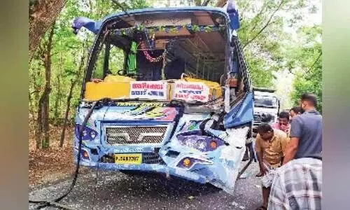 പൂ​ച്ച​ക്കു​ത്തി​ല്‍ സ്വ​കാ​ര്യ ബ​സ് ലോ​റി​ക്ക് പി​ന്നി​ലി​ടി​ച്ചു