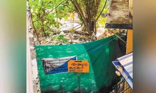 കൊ​ണ്ടോ​ട്ടി ബ​സ് സ്റ്റാ​ന്‍ഡി​ന​ക​ത്തും പു​റ​ത്തും; മാ​ലി​ന്യ കൂ​മ്പാ​രം