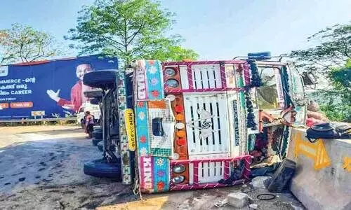 വട്ടപ്പാറയിൽ ചരക്കുലോറി മറിഞ്ഞു ഡ്രൈവർക്ക് പരിക്ക്