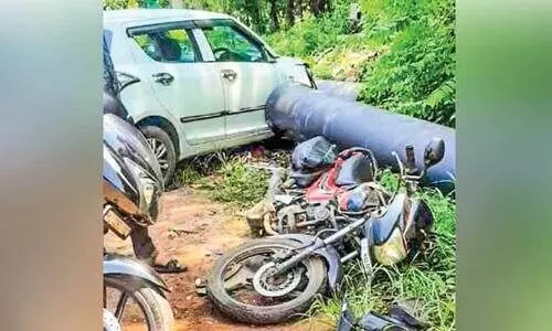 ബൈ​ക്കും കാ​റും കൂ​ട്ടി​യി​ടി​ച്ച് മൂ​ന്ന് പേ​ർ​ക്ക് പ​രി​ക്ക്