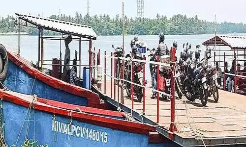 അരൂർ-കുമ്പളങ്ങി ബോട്ട് ചങ്ങാടത്തിന്​ രേഖകൾ ഇല്ലെന്ന്