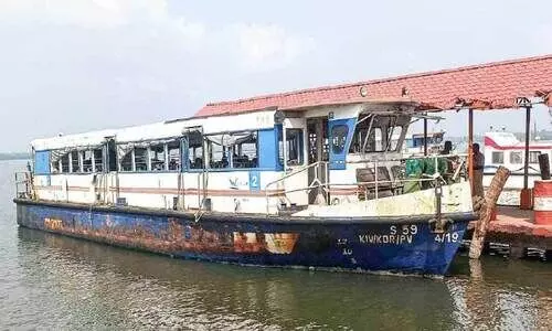 വൈക്കം-തവണക്കടവ് റൂട്ടിൽ രണ്ട്​ ബോട്ടുകൾക്ക്​ ‘ചോർച്ച’