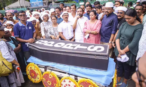 കായികതാരങ്ങളുടെ ഗ്രേസ് മാർക്ക് വെട്ടികുറച്ചതിൽ പ്രതിഷേധ സമരം നടത്തി