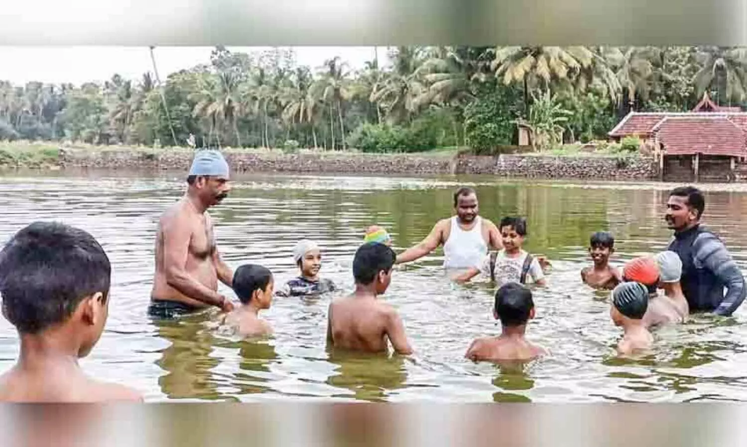 കുരുന്നുകളെ നീന്തൽ പരിശീലിപ്പിക്കാൻ കുളത്തിലിറങ്ങി എം.എൽ.എ