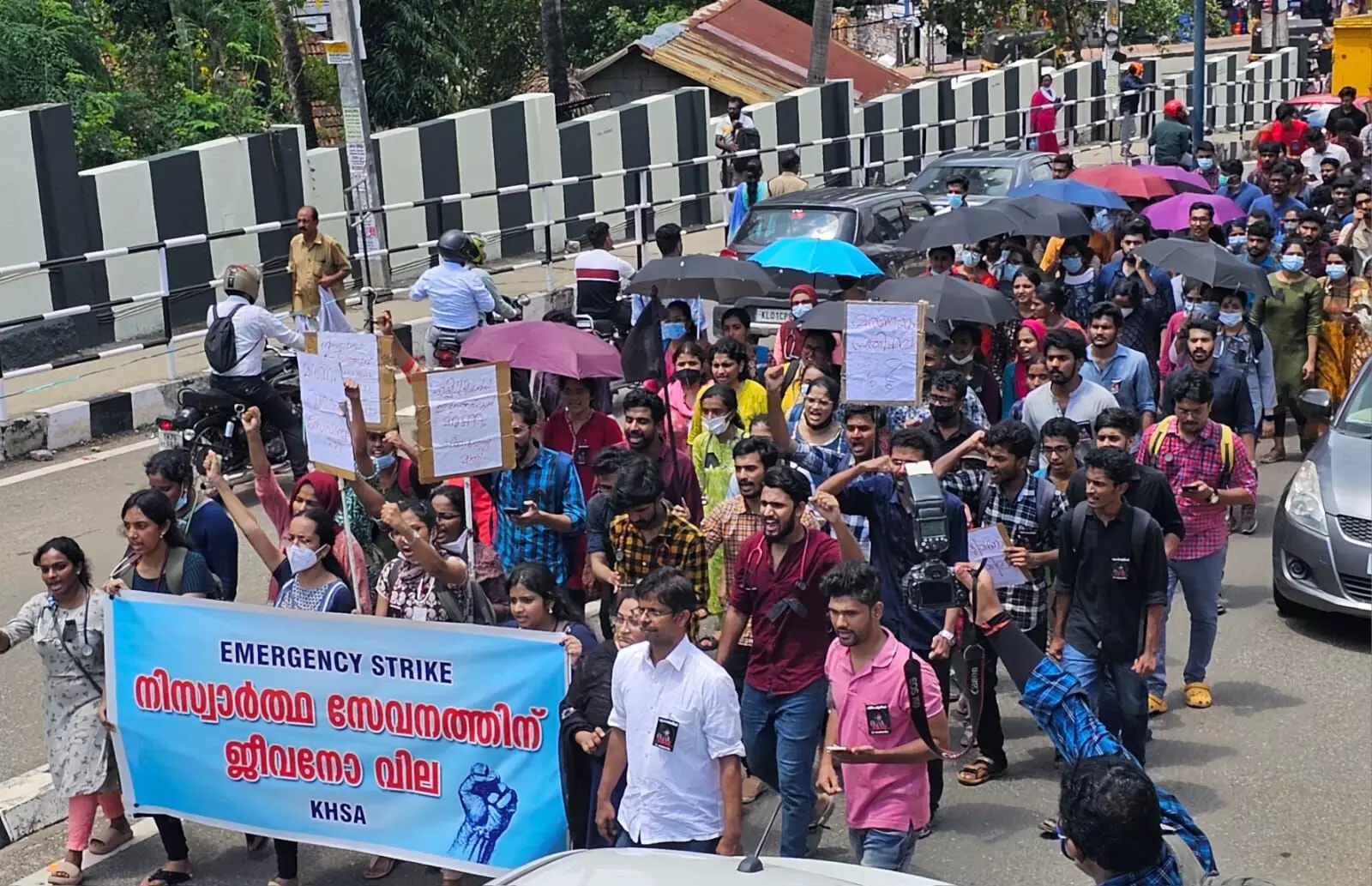 ഡോക്ടർമാരുടെ സുരക്ഷ ഉറപ്പാക്കാൻ നിയമഭേദഗതിക്കൊരുങ്ങി സംസ്ഥാന സർക്കാർ ഡോക്ടർമാരുടെ സുരക്ഷ ഉറപ്പാക്കാൻ നിയമഭേദഗതിക്കൊരുങ്ങി സംസ്ഥാന സർക്കാർ