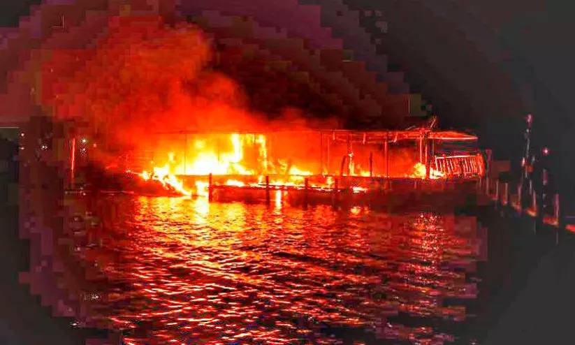 കാട്ടാമ്പള്ളി പുഴയിൽ ഹൗസ് ബോട്ട് കത്തിനശിച്ചു