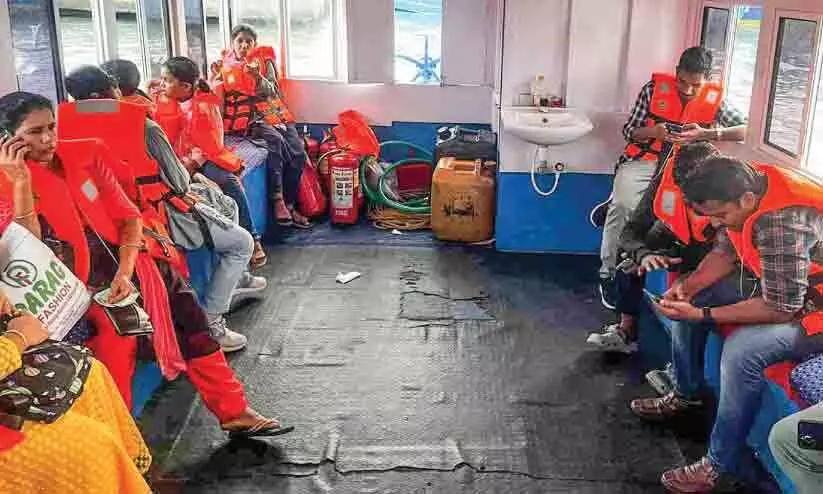 മാതൃകയാണ് പൊന്നാനി നഗരസഭയുടെ ഈ യാത്രബോട്ട് മാതൃകയാണ് പൊന്നാനി നഗരസഭയുടെ ഈ യാത്രബോട്ട്