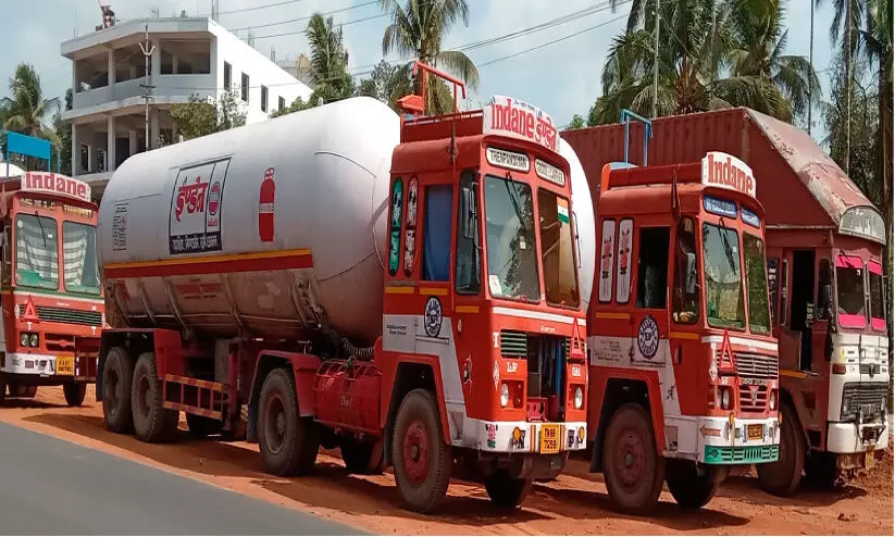 റെയിൽ​വേ ഗേറ്റടവ്; നീലേശ്വരം പാതയോരം കൈയടക്കി ടാങ്കർ ലോറികൾ