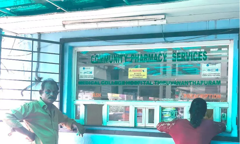 ക​മ്യൂ​ണി​റ്റി ഫാ​ര്‍മ​സി​യി​ൽ മഴ​യത്തും വെയിലത്തും ചോർച്ച