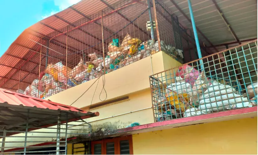 മാലിന്യനിക്ഷേപ കേന്ദ്രമായി ചിറക്കരയിലെ വയോജനകേന്ദ്രം മാലിന്യനിക്ഷേപ കേന്ദ്രമായി ചിറക്കരയിലെ വയോജനകേന്ദ്രം