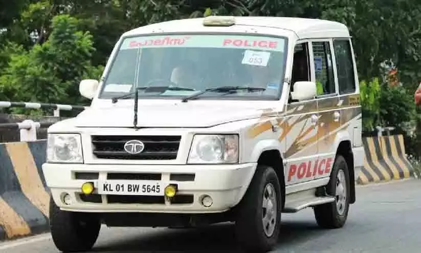 കര്ഷകന്റെ വീട്ടിലേക്ക് ഗുണ്ട് എറിഞ്ഞു; സി.സി.ടി.വി ദൃശ്യങ്ങൾ ലഭിച്ചു കര്ഷകന്റെ വീട്ടിലേക്ക് ഗുണ്ട് എറിഞ്ഞു; സി.സി.ടി.വി ദൃശ്യങ്ങൾ ലഭിച്ചു