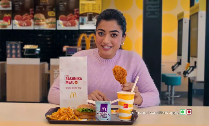 ഫ്രൈഡ് ചിക്കന്റെ പരസ്യം വിനയായി; രശ്മിക മന്ദാനക്ക് ട്രോൾ മഴ ഫ്രൈഡ് ചിക്കന്റെ പരസ്യം വിനയായി; രശ്മിക മന്ദാനക്ക് ട്രോൾ മഴ