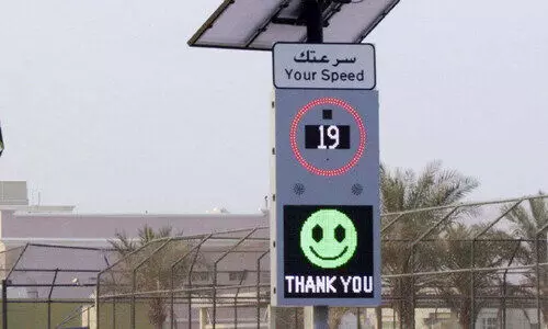 ഷാർജയിൽ വേഗനിയന്ത്രണത്തിന് സ്മാർട്ട് സൈൻ ബോർഡുകൾ ഷാർജയിൽ വേഗനിയന്ത്രണത്തിന് സ്മാർട്ട് സൈൻ ബോർഡുകൾ