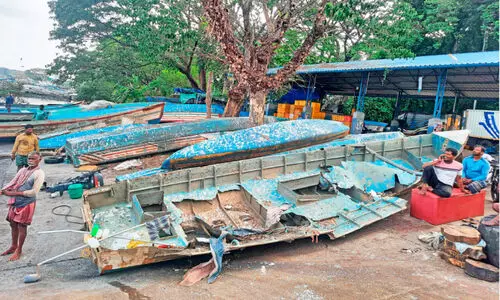 ഹാർബർ പ്രവർത്തനത്തിന് തടസ്സമായി ഉപേക്ഷിച്ച വള്ളങ്ങൾ