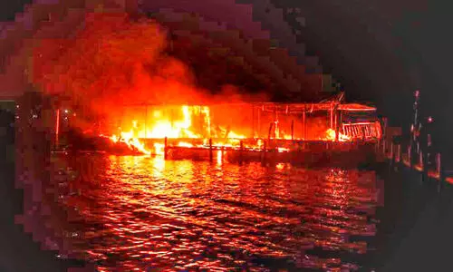 കാട്ടാമ്പള്ളി പുഴയിൽ ഹൗസ് ബോട്ട് കത്തിനശിച്ചു