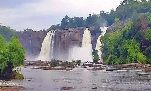 തൂ​ണ​ക്ക​ട​വ് അ​റ്റ​കു​റ്റ​പ്പ​ണി​ക​ൾ​ക്ക് തു​റ​ന്നു; ചാ​ല​ക്കു​ടി​പ്പു​ഴ​യി​ൽ അ​ധി​ക​ജ​ല​മെ​ത്തി