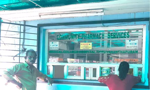 ക​മ്യൂ​ണി​റ്റി ഫാ​ര്‍മ​സി​യി​ൽ മഴ​യത്തും വെയിലത്തും ചോർച്ച